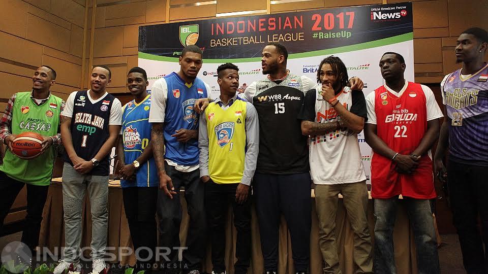Para pemain asing IBL 2017 foto bersama. - INDOSPORT